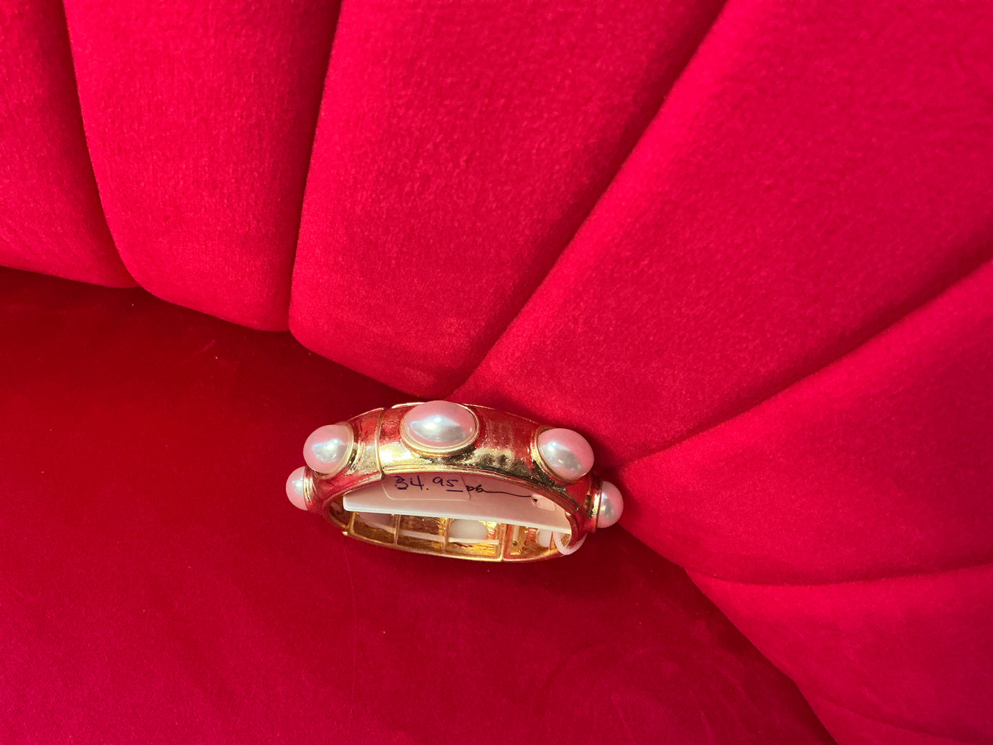 Gold bracelet with pearls