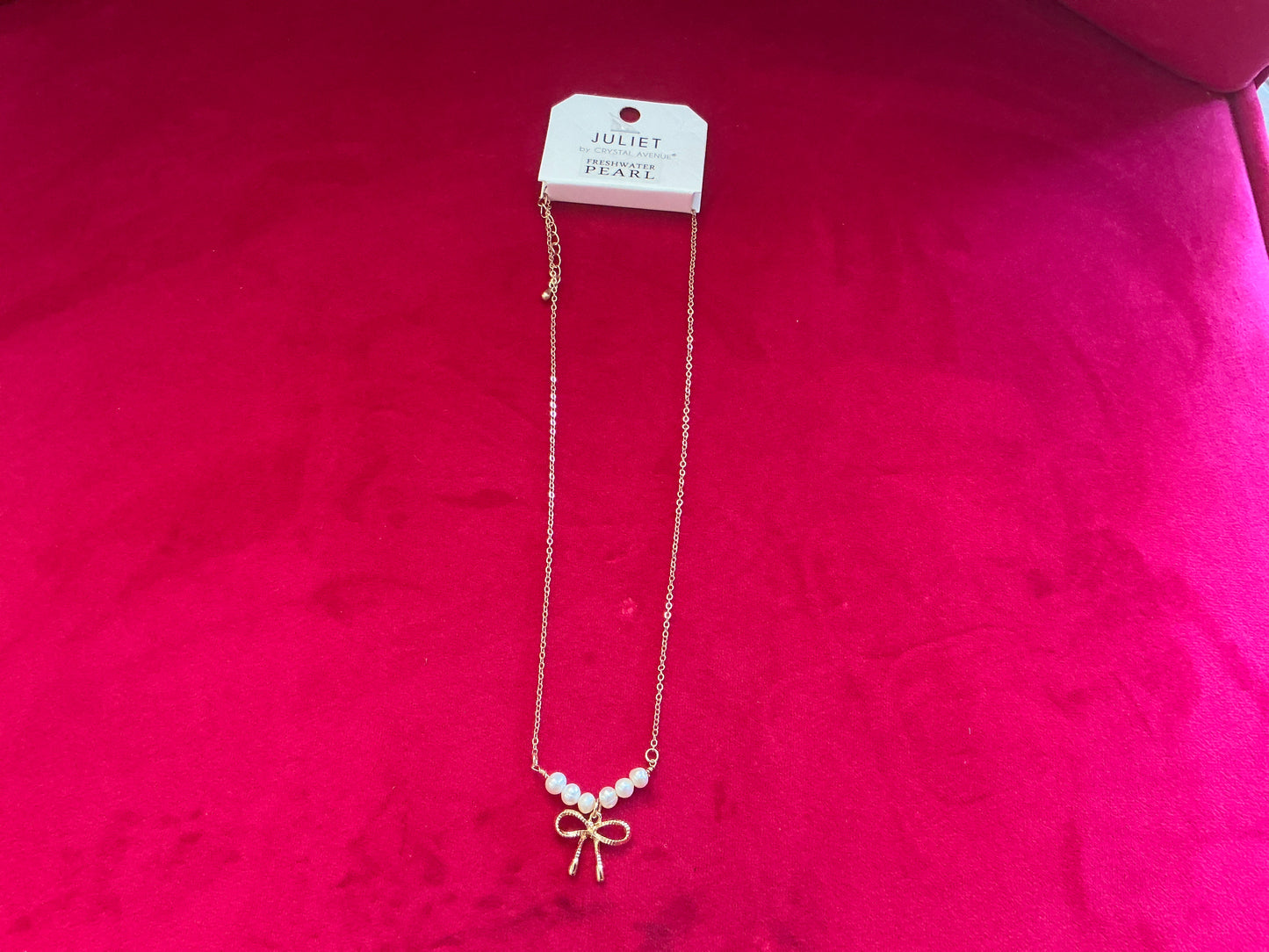 Bow necklace with pearl spacers