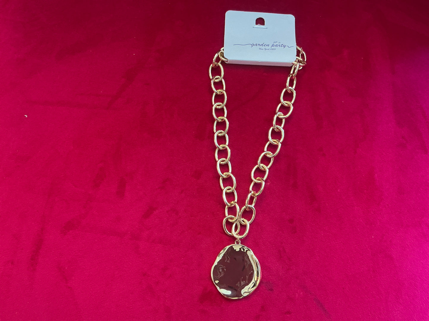 Gold necklace with round pendant
