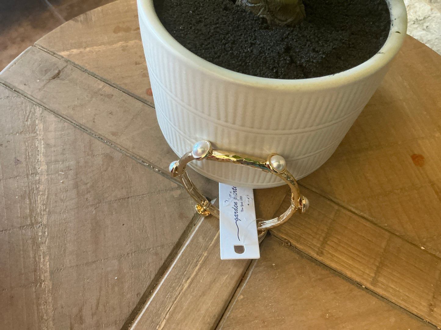Dainty gold bracelet with pearls