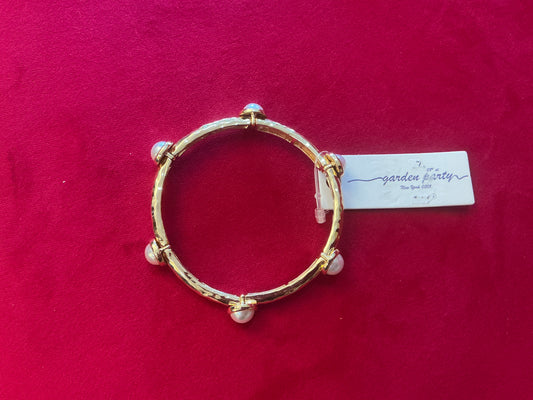 Dainty gold bracelet with pearls