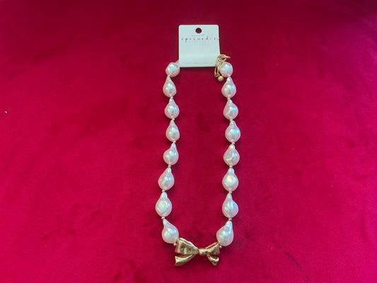 Large pearl necklace with a heart