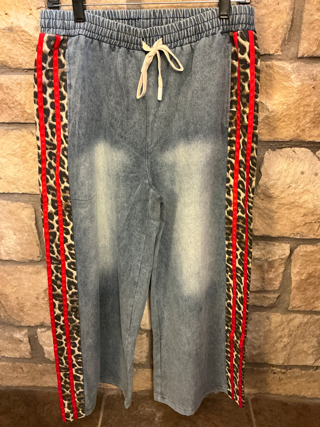 Elastic denim jeans with leopard and red stripe down the leg