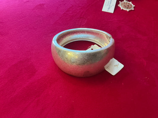 Silver bracelet with side closure