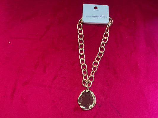 Gold necklace with round pendant